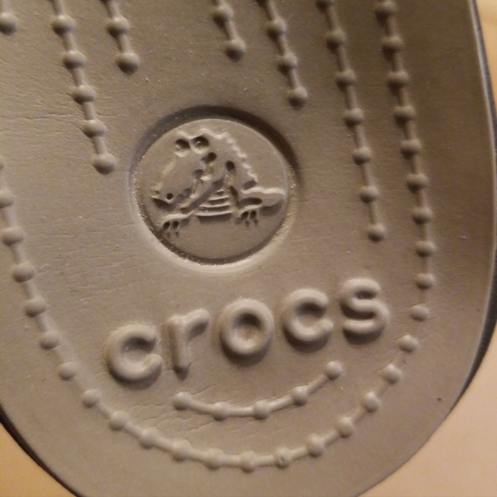 Crocs size 7 women - Picture 3 of 7